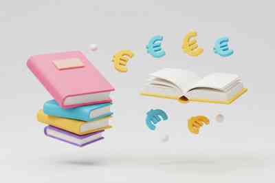 Stapel bunter Bücher und ein offenes Buch mit Euro-Symbolen, die auf einem weißen Hintergrund schweben - © Lek - stock.adobe.com