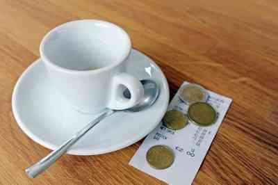 Kaffeetasse mit Rechnung und Münzen - © photophonie - stock.adobe.com