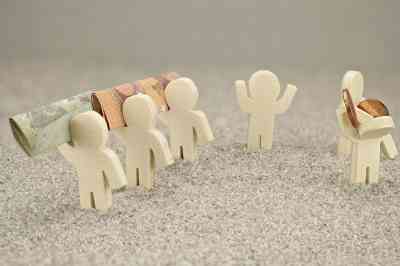 Kleine Figuren mit Geldscheinen und Münzen - © stroblowski - stock.adobe.com