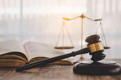 Richterhammer und Waage - © photobyphotoboy - stock.adobe.com